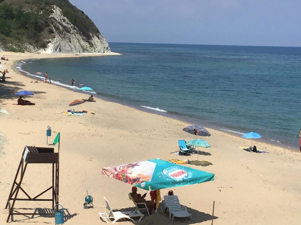 Rose Apartment On The Beach Бяла Екстер'єр фото